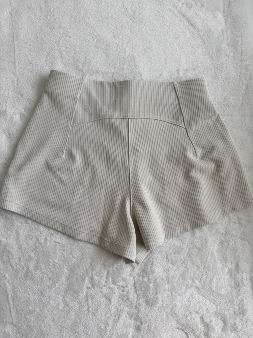 lululemon athletica Off-White/Cream Ribbed High-Waist Lounge Shorts Size 6 - Picture 7 of 8